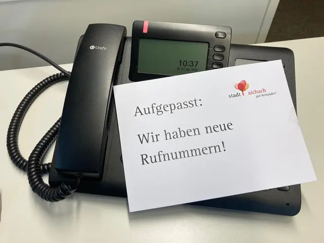 Die Stadtverwaltung Aivchach stellt derzeit die Telefonanlage auf neue dreistellige Durchwahlnummern um. 
