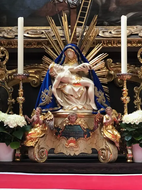 Foto: Vor der schmerzhaften Muttergottes (Pieta) beteten bereits auch gekrönte Häupter.
