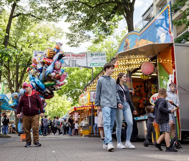 Wie auf dem Archivfoto, erfreut sich neben dem Top-Bühnenprogramm beim Neumühl-Geburtstag auch die Schaustellermeile wieder großer Beliebtheit.
Archivfoto: Reiner Terhorst
