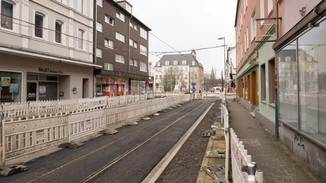 Blick von der Bergmannstraße Richtung Bahnhof. Es laufen die letzten Arbeiten für diesen Bauabschnitt bis zur Bergmannstraße
 | Foto: Bildrechte: Stadt Gelsenkirchen