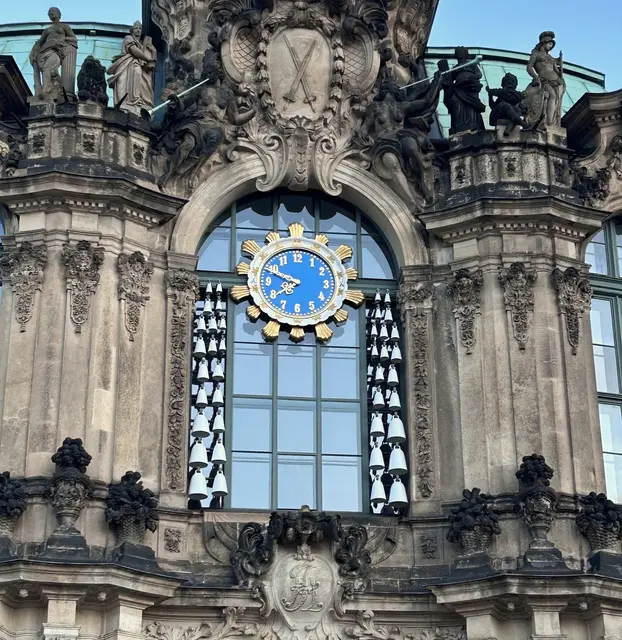 Ausgangspavillon mit 40 Glocken aus Meißner Porzellan. Dreimal am Tag erklingen sie für etwa 5 Minuten. Nicht, wie man denken könnte, zur vollen Stunde, sondern um 10:15, 15:15 und 18:15 Uhr.   