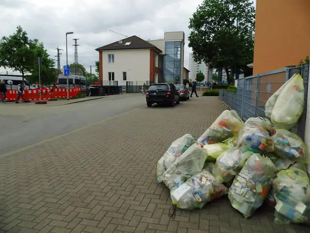 Franz-Etzel-Platz am Weseler Bahnhof (Abfuhrbezirk 7) 
Sachstand: 12.05.2026, 17:05 Uhr
Der offizielle Abfuhrtermin laut Abfall- &amp; Wertstoffkalender 13.05.2026. | Foto: Siegmund Walter, 12.05.2026, 17:05 Uhr