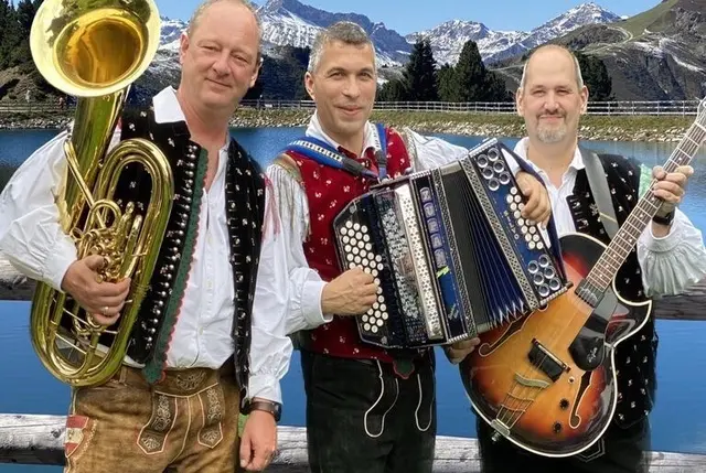 Beim traditionellen und vor allem zünftigen „Wies’n-Frühschoppen“ am Sonntag ab 12 Uhr lassen es die Volksmusiker von „Krainer Pur“ bis 15 Uhr so richtig krachen.
Foto: Veranstalter
