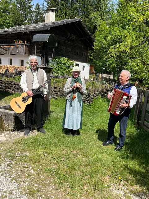 "Heimatklang"
Josef Ditchen (Gitarre), Petra Bauer (Okarina), Eugen Banhierl (Akkordeon) | Foto: Franz Palmberger