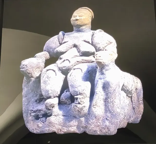 prähistorisches Artefakt aus Catal Höyük, Foto
Göttin auf dem Leopardenthron bei der Geburt, etwas 6.000 v. Chr.
Muttergöttin
