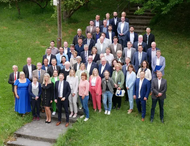 Landrat Hans Reichhart und die 60 Mitglieder des neuen Kreistages im Landkreis Günzburg.  | Foto: Benjamin Sigmund / Landratsamt Günzburg