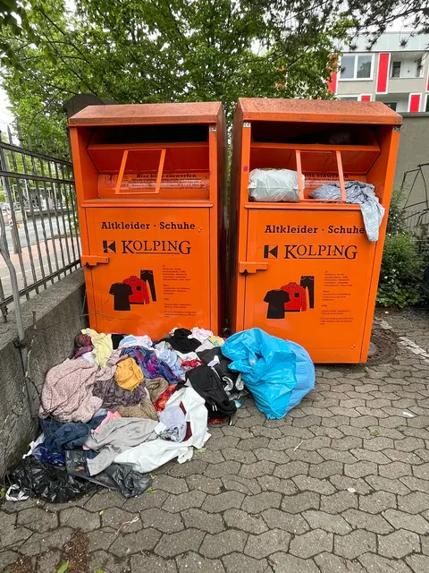 Einige der wenigen verbliebenen Sammelbehälter im Stadtbezirk. Leider wissen anscheinend einige Mitbürger die Anlage nicht richtig zu nutzen.
