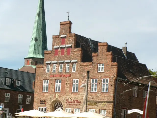 Das Gebäude auf dem Bild ist die Alte Vogtei in Travemünde.Es handelt sich um ein historisches Backsteingiebelhaus aus dem 16. Jahrhundert, das über 350 Jahre lang als Sitz der Lübecker Vögte diente.Heute beherbergt das Gebäude ein Restaurant namens "Fisch &amp; Meer" sowie Ferienwohnungen.Im Hintergrund ist der Turm der St. Lorenzkirche zu sehen.

Quelle: Übernommen vom KI-Modus | Foto: N. Käse