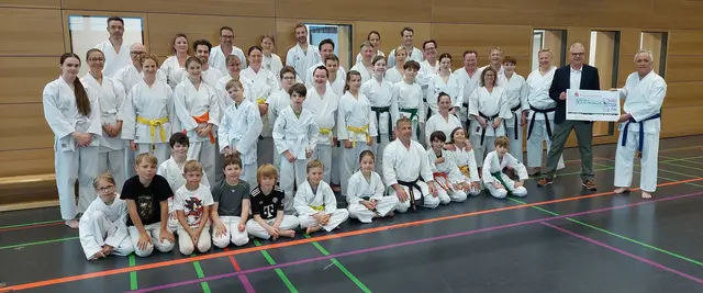 Rechter Bildrand: Kundenberater Martin Dahlhaus mit Scheck( Kreissparkasse Herrsching) und Anton Leitner, Vorsitzender 1. Budo-Verein Herrsching e.V.