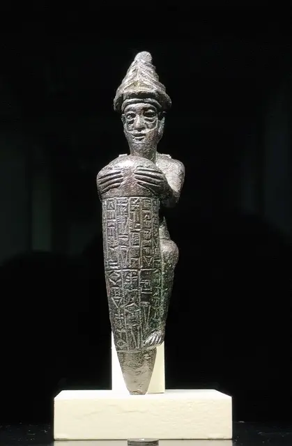 Fruchtbarkeitsgott Ningirsu mit der Gründungsurkunde, sumerischer Hauptgott des Staates Lagasch, ein kleine Bronze aus den Jahren 2.144 - 2.124 v. Chr.

Gott für Ackerbau-Fruchtbarkeitsgott und Jagd- und Kriegsgott
