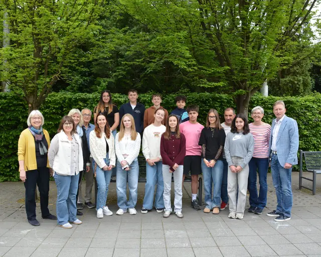 Schülerinnen und Schüler des Collège Constantin Weyer aus Cusset beim Empfang im Neusässer Rathaus.