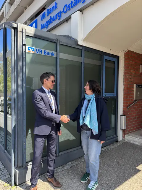 Foto: Leiterin Jeanne Graf de Vergara bedankt sich bei Regionalleiter Thomas Fendt für die Spende