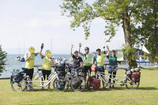 Fahrrad-Tandem-Team der Mut-Tour, 6 Menschen und drei Tandems