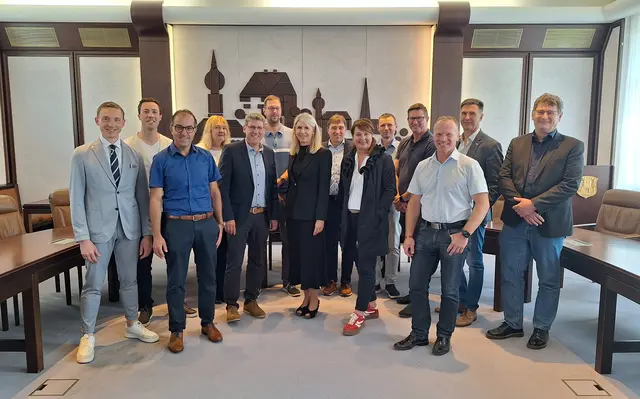 Das Bild zeigt von links: Christian Weng (Erster Bürgermeister Markt Jettingen-Scheppach), Mathias Endres (Erster Bürgermeister Gemeinde Röfingen), Tobias Bühler (Erster Bürgermeister Gemeinde Gundremmingen), Gabriele Weinmann (Schulverwaltung und Soziales Stadt Burgau), Martin Brenner (Erster Bürgermeister Stadt Burgau), Wolfgang Buckel (Hauptamtsleiter Stadt Burgau), Monika Wiesmüller-Schwab (stellv. Landrätin Landkreis Günzburg), Reinhard Schieferle (Erster Bürgermeister Gemeinde Winterbach), Sandra Dietrich-Kast (Erste Bürgermeisterin Gemeinde Rettenbach), Leonhard Steinle (Erster Bürgermeister Gemeinde Landensberg), Michael Straub (Erster Bürgermeister Gemeinde Haldenwang), Thomas Wörz (Erster Bürgermeister Markt Offingen), Friedrich Bobinger (Erster Bürgermeister Gemeinde Dürrlauingen), Robert Kailbach (Geschäftsführer ProArbeit). | Foto: Stadt Burgau