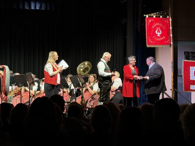Ehrung Laurie Neumann-Oblinger v.l.n.r.: Katrin Scherer, Karl-Heinz Banik, Laurie Neumann-Oblinger, Sebastian Bernhard | Foto: Stadtkapelle Neusäß e.V.