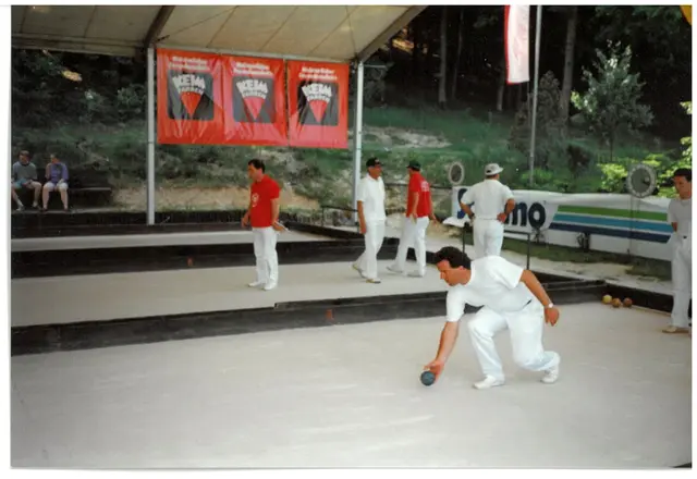 Erstes Internationales Bocciaturnier im Juli 1986 in Anhausen.
Da der Boccia-Stadel noch nicht stand, wurden die Bahnen während des Turniers von einem Zelt geschützt. | Foto: Josef Dick