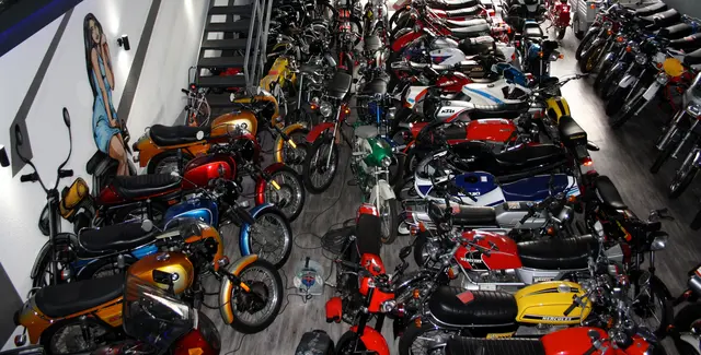 Neben dem Staunen über gut 200 historische, vollständige restaurierte und fahrtüchtige „alte Schätzchen“ gibt esbeim Simmerfest im Moped-Museum am Samstag jede Menge Abwechslung.
Foto: Archiv Reiner Terhorst