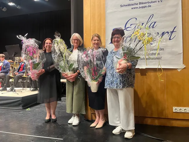 Ehrung der ausscheidenden langjährigen Mitglieder der Vorstandschaft, Sandra Hochmuth, Elisabeth Steichele, Sabine Landau und Conny Metzger (von links nach rechts). | Foto: Alle Fotos von Peter Metzger