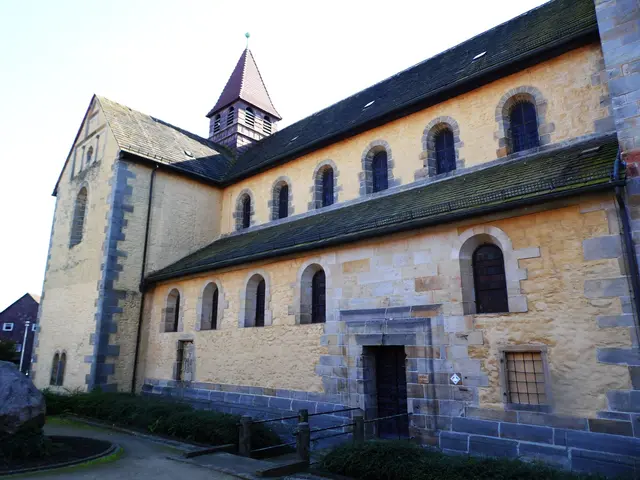 Kaum sind wir wieder im Ländlichen, treffen wir auf ein Damenstift, das Kloster Fischbeck.  | Foto: Kurt Wolter