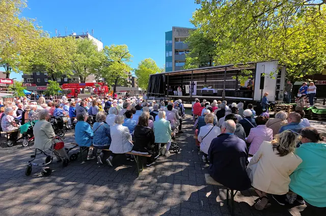 Ein Symbol für die „segensreiche“ Arbeit in und für Neuühl war auch der bestens besuchte Ökumenische Gottesdienst am 1. Mai auf dem Marktplatz beim Tag der Vereine. Jetzt geht es weiter mit dem Stadtteilfest zum 673. Neumühl-Geburtstag.
Foto: Georg Meschkan