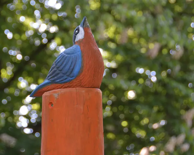 Die neue Spiellandschaft des Kindergartens und Horts St. Ulrich bietet fünf abwechslungsreiche Spielbereiche, von denen drei mit Vogelskulpturen geschmückt sind. | Foto: Stadt Gersthofen (Kai Schwarz)
