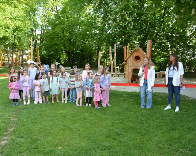 Susanne Olita, Erste Bürgermeisterin, und Verena Bolin, Leitung St. Ulrich, stimmten in ihren Begrüßungsworten auf die offizielle Eröffnung der Spiellandschaft ein. | Foto: Stadt Gersthofen (Kai Schwarz)