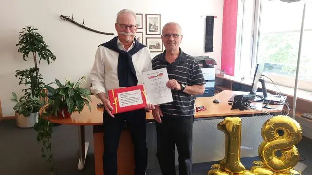 Dank für 14 Jahre: Arif Diri (rechts) ehrte den scheidenden Bürgermeister Manfred Nerlinger mit einer Urkunde und einem Präsent.