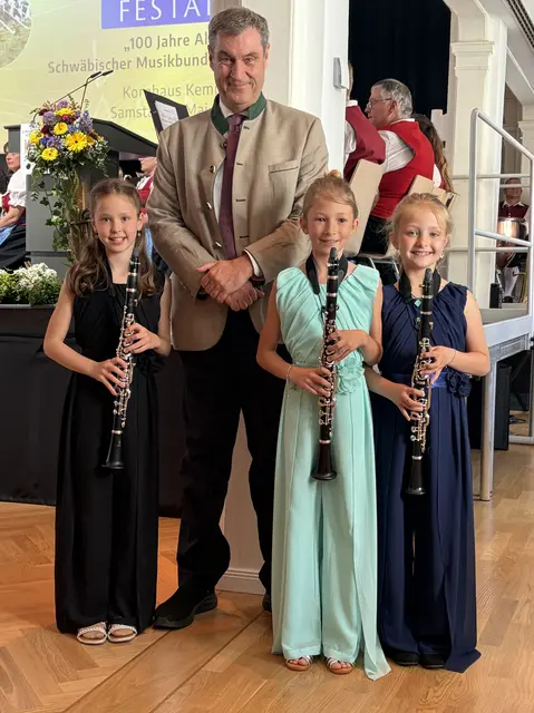 Ein Foto mit Ministerpräsident Dr. Markus Söder war das Highlight für die jungen Künstlerinnen v. l. Matilda Gottmann, Mette Dmoch und Florentine Brenneisen beim Festakt „100 Jahre Allgäu-Schwäbischer Musikbund“.