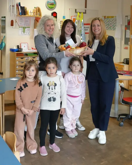 Susanne Olita, Erste Bürgermeisterin, überreicht in der Kita St. Elisabeth zum Tag der Kinderbetreuung am 11. Mai 2026 einen Obstkorb. Margit Müller, Leitung, Sonja Höhrmann, stellvertretende Leitung, und Susanne Olita (v.l.n.r.) | Foto: Stadt Gersthofen (Kai Schwarz)