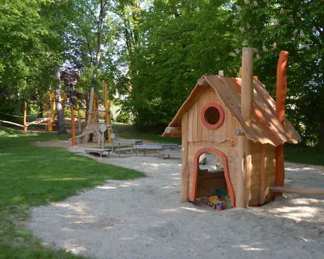Die neue Spiellandschaft des Kindergartens und Horts St. Ulrich bietet fünf abwechslungsreiche Spielbereiche, von denen drei mit Vogelskulpturen geschmückt sind. | Foto: Stadt Gersthofen (Kai Schwarz)