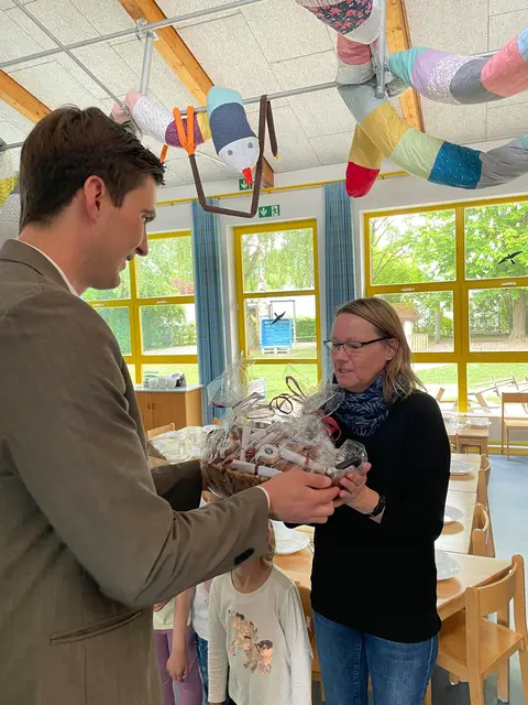 Anlässlich des Tages der Kinderbetreuung bedankte sich die Stadtverwaltung in Form eines kleinen Präsents – ein Ankerkraut-Salz mit einer Dankes-Aufschrift – bei den Mitarbeitern der städtischen Kindertageseinrichtungen. | Foto: Michael Lindner/ Stadt Günzburg