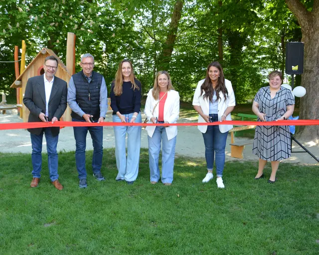 Vertreter der Stadtverwaltung, des Stadtrats sowie die Leitung des Kindergartens und Horts St. Ulrich zerschnitten feierlich das Eröffnungsband. V.l.n.r.: Markus Naß, Stadtbaumeister, Stefan Buck, Zweiter Bürgermeister, Elena Gillmann, Fachbereichsleiterin ZVP, KJS, Susanne Olita, Erste Bürgermeisterin, Verena Bolin, Leitung St. Ulrich, sowie Menekse Hajdini, stellvertretende Leitung St. Ulrich. | Foto: Stadt Gersthofen (Kai Schwarz)