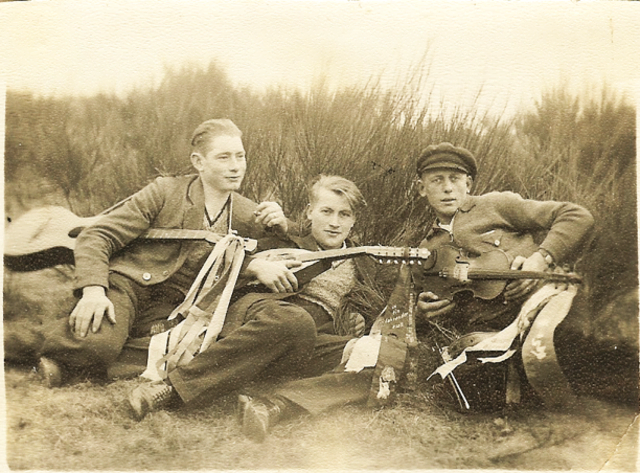 Wandermusikanten 1934 Willi Müller, Wilh.Freitag und Robert.
So wanderten wohl auch der Mandolinenclub aus der Zinn in den 20er Jahren durch die Natur um Hatzfeld.