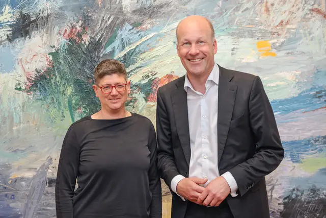 Landrat Martin Sailer gratulierte Alexandra Völter zur Wiederernennung als Kreisheimatpflegerin für Archäologie. | Foto: Julia Pietsch