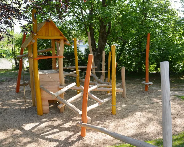 Die neue Spiellandschaft des Kindergartens und Horts St. Ulrich bietet fünf abwechslungsreiche Spielbereiche, von denen drei mit Vogelskulpturen geschmückt sind. | Foto: Stadt Gersthofen (Kai Schwarz)