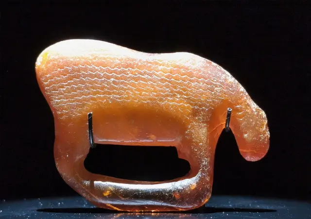 7 cm lange Figur aus Bernstein Elch oder Bär, Dänemark
