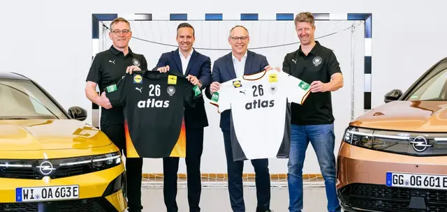 Opel-Deutschland-Chef Patrick Dinger und DHB-Vorstandsvorsitzender Mark Schober, eingerahmt von den Bundestrainern Markus Gaugisch und Alfred Gislason. - Foto: Costa Belibasakis | Foto: DHB
