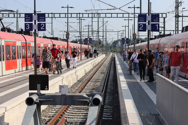 Am Morgen treffen sich zwei S-Bahnen am Gleis der RB34.