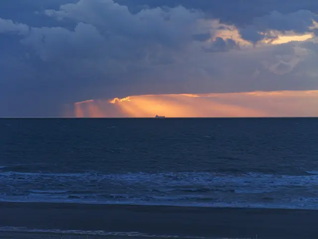Sonne hinter dunklen Regenwolken 135mm Tele