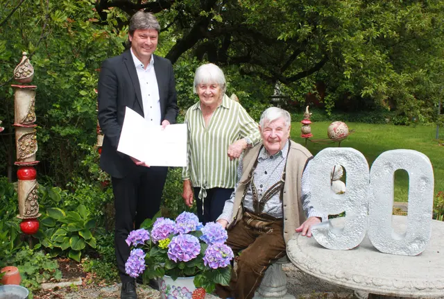 Meitingens Bürgermeister und stellvertretender Landrat Michael Higl (links) gratulierte in Erlingen Herbert Reiter (rechts) im Beisein seiner Gattin Ida (Bildmitte) zum 90. Geburtstag. | Foto: Peter Heider
