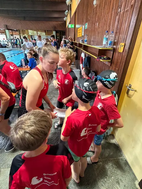 Felicitas Borkowski schwört unsere Jüngsten auf ihre Wettkämpfe ein.