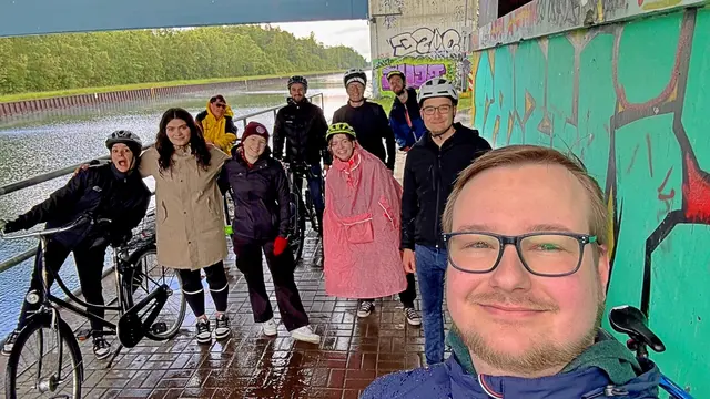 Regenpause unter einer Brücke