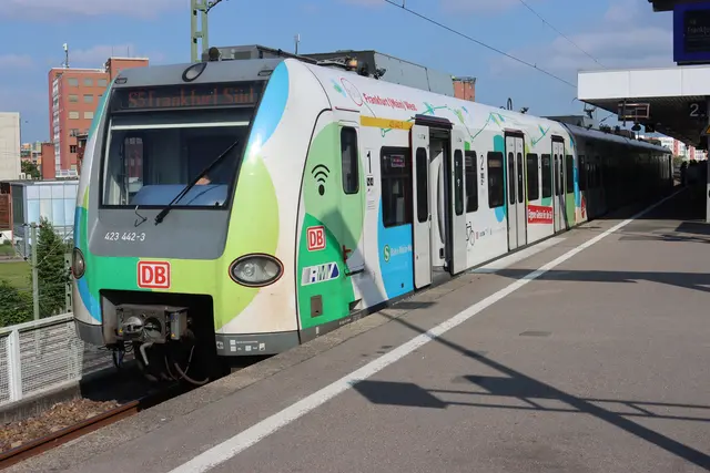 Die S-Bahn zum viergleisigen Ausbau der Main-Weser-Bahn zwischen Bad Vilbel und Frankfurt war auf der Strecke durch Bad Homburg unterwegs.