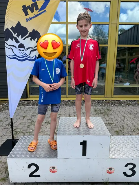 Moritz Winkler freut sich über seine Goldmedaille.