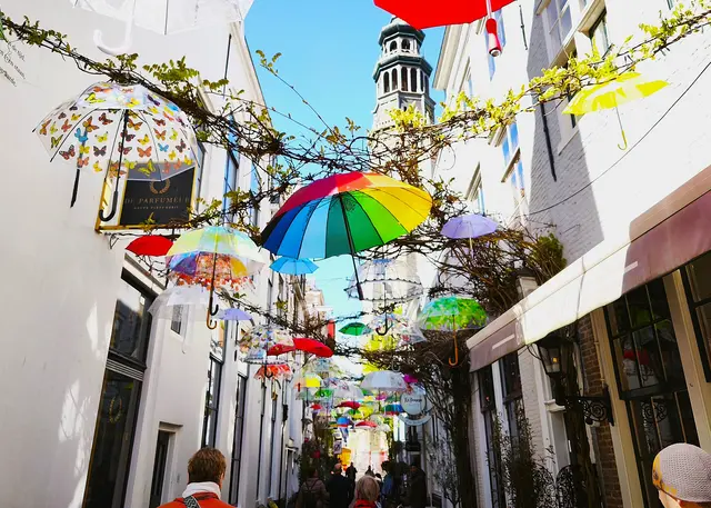 Gut beschirmt in einer Gasse | Foto: Shima Mahi
