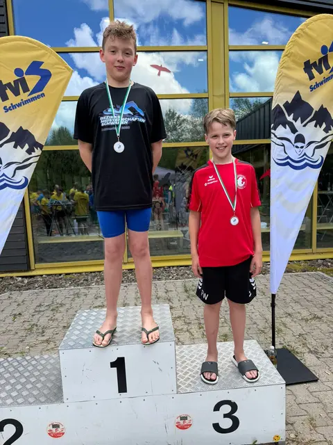 Anton Mairock und Fabian Winkler freuen sich über ihre Podestplätze.