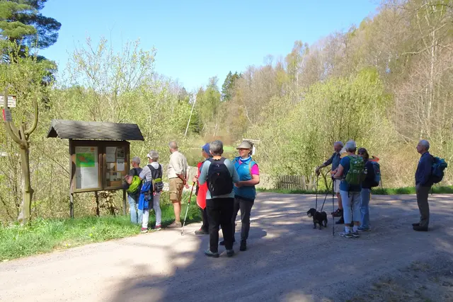 an der Infotafel Jagdhof Siptenfelde