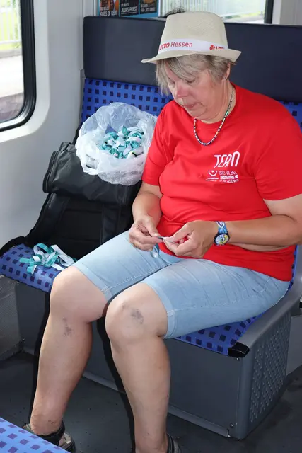 Arbeiten in der S-Bahn: Für den Hessentag müssen noch Segensbändchen zusammengefügt werden.