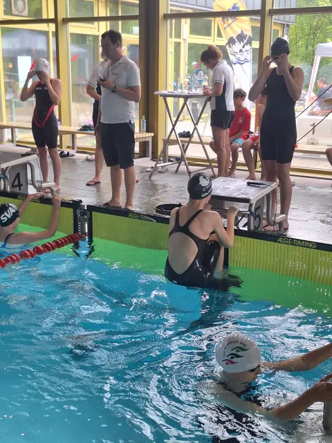 Luisa Peter beim Start über 200 Meter Rücken.