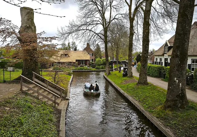 Giethoorn heißt auf Deutsch "Ziegenhorn". Es wird gerne mit den Spreewaldorten verglichen. | Foto: Shima Mahi